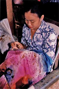 Femme fabriquant un sarong en batik