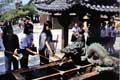 ablution avant l'autel Shinto